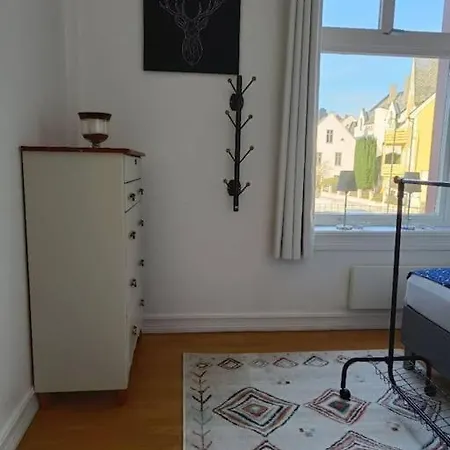 Ocean View, Central, Rustic Apartment *