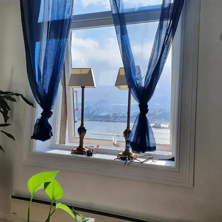 Ocean View, Central, Rustic Apartment